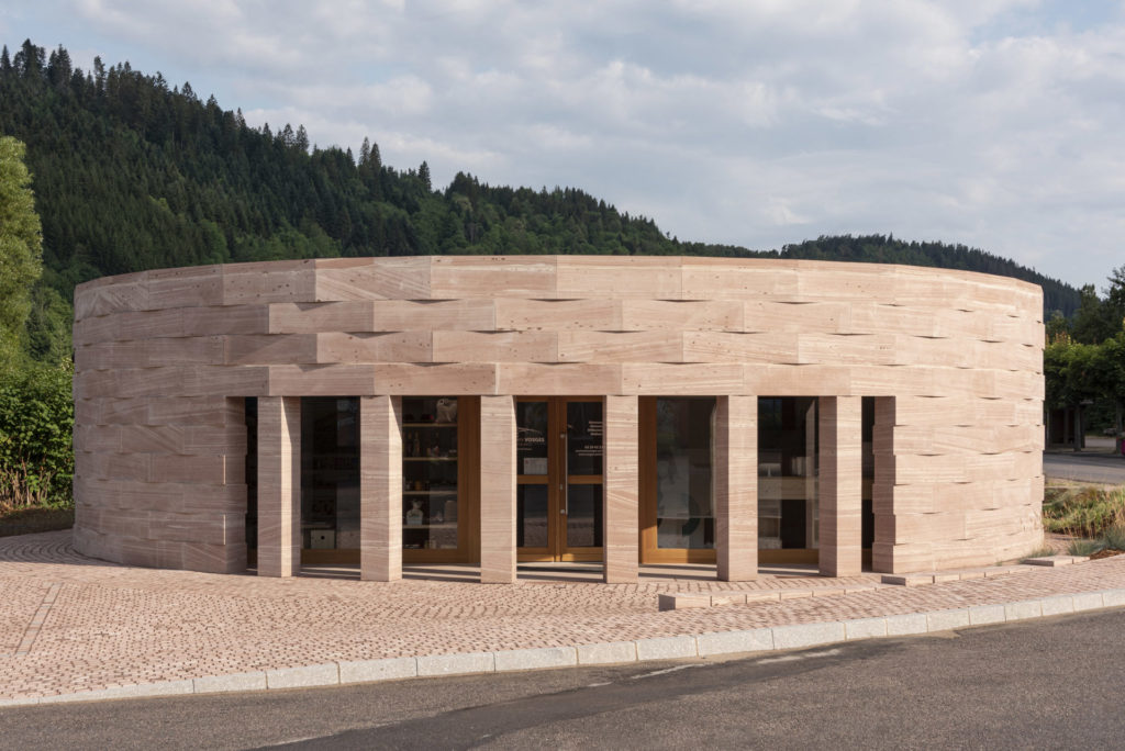 Office de tourisme de Plainfaing (88), bâtiment en pierres massives de grès des Vosges. Photo : studiolada.