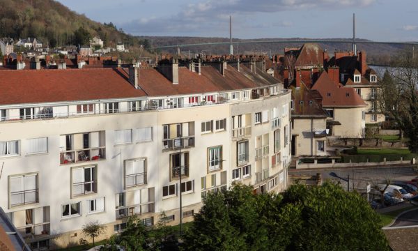 Îlot moderne n° 4 : vu depuis la sente du Calidu à Rives-en-Seine Photo : Région Normandie – Inventaire général – Christophe Kollmann